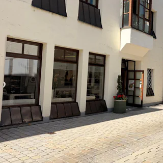 Fassade mit Schaufenstern und geöffnetem Eingang von Christina's Schuhmoden