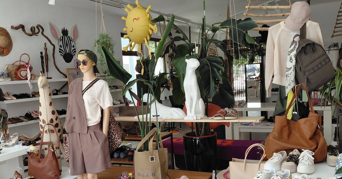 Innenansicht von Christina’s Schuhboutique mit Schaufensterpuppen, grünen Pflanzen, Taschen und Schuhen