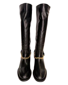 Schwarze Overknee-Stiefel mit goldfarbenem Kettendetail