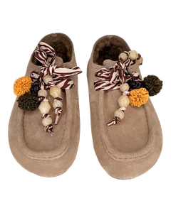 Beige gefütterte Mokassins mit Perlen und Pompons