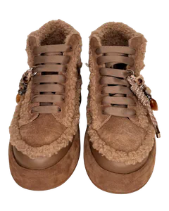 Beige gefütterte Plateau-Sneaker mit Schmuckanhängern