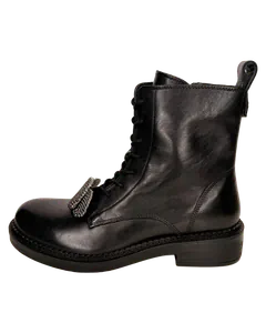 Schwarze Leder-Schnürstiefelette mit markanter Profilsohle und Schmuckanhänger