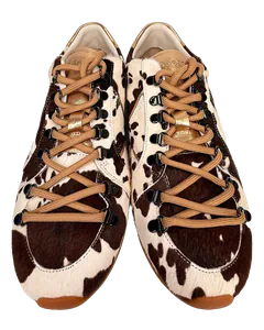 Braun-weiße Sneaker mit Kuhfellmuster und breiten Schnürsenkeln