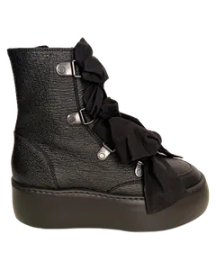 Schwarze Plateau-Schnürstiefelette aus genarbtem Leder mit dekorativen Schleifen