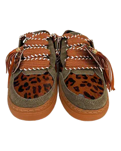 Mehrfarbige Sneaker mit Leopardenmuster und orangefarbenen Quasten