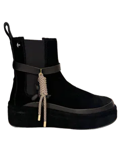Schwarze Plateau-Stiefelette in Veloursoptik mit goldfarbenem Schmuckdetail