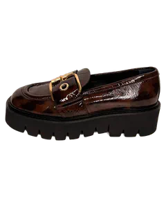Dunkelbrauner Lackloafer mit goldfarbener Schnalle und schwarzer Profilsohle